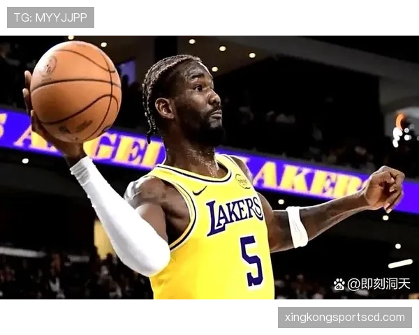 戴维斯内线高效挡拆拉开空间，助湖人提升关键得分效率